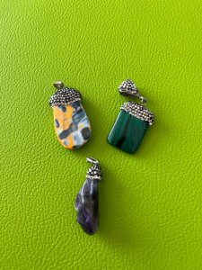 Ketten-Anhänger aus Naturstein im Angebot