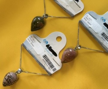 Ketten-Anhänger aus Naturstein im Angebot